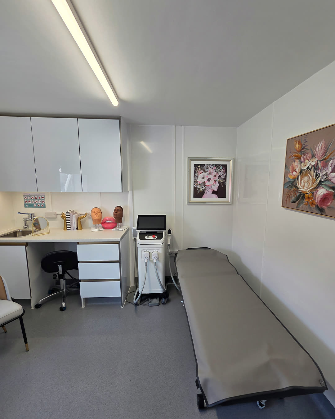 Treatment room with laser device